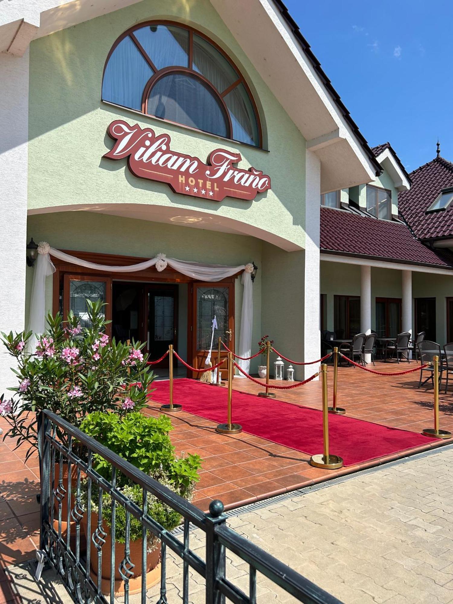 Hotel Viliam Frano Neutra Exterior foto